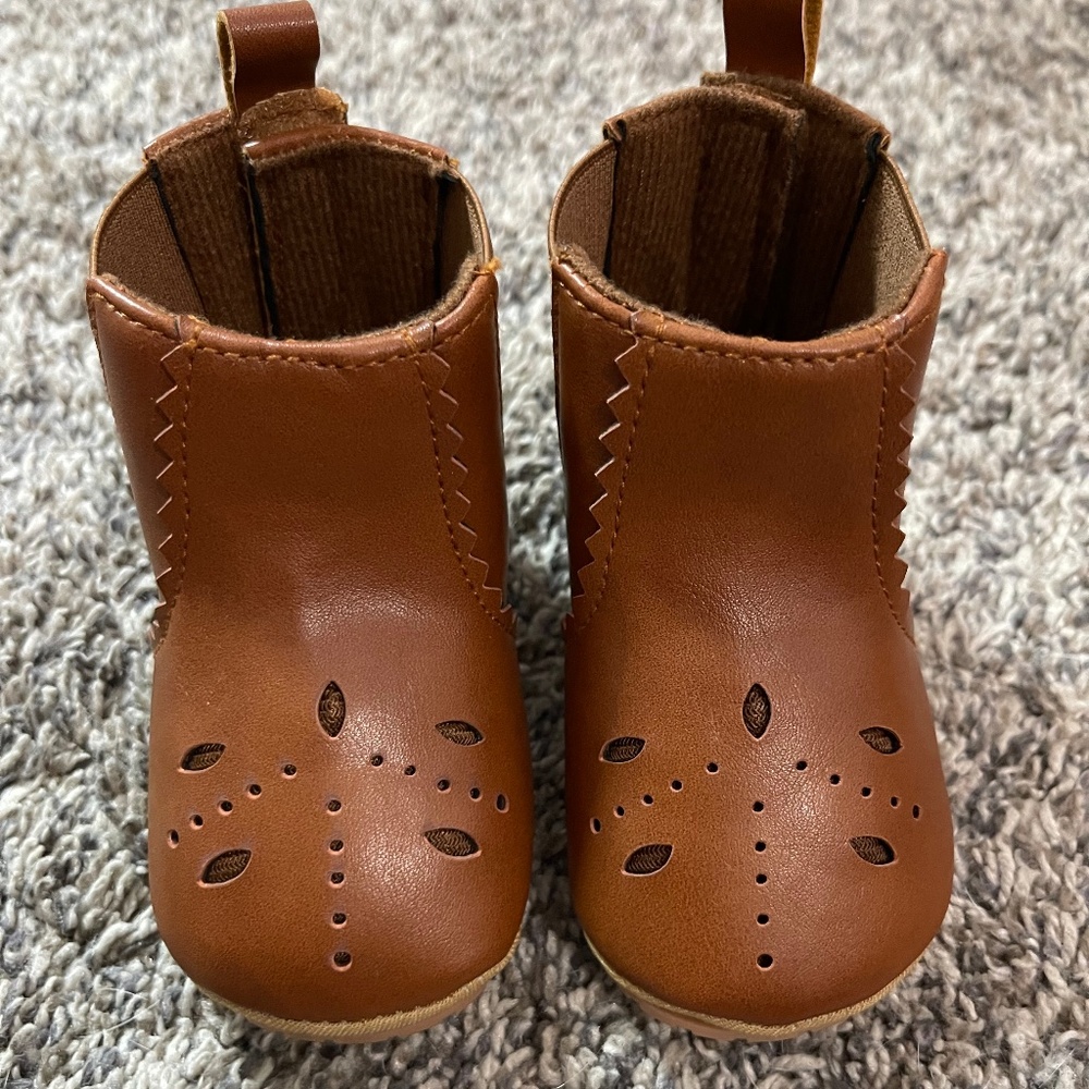 Adorable  and Cozy Brown baby booties, size 6-12 months